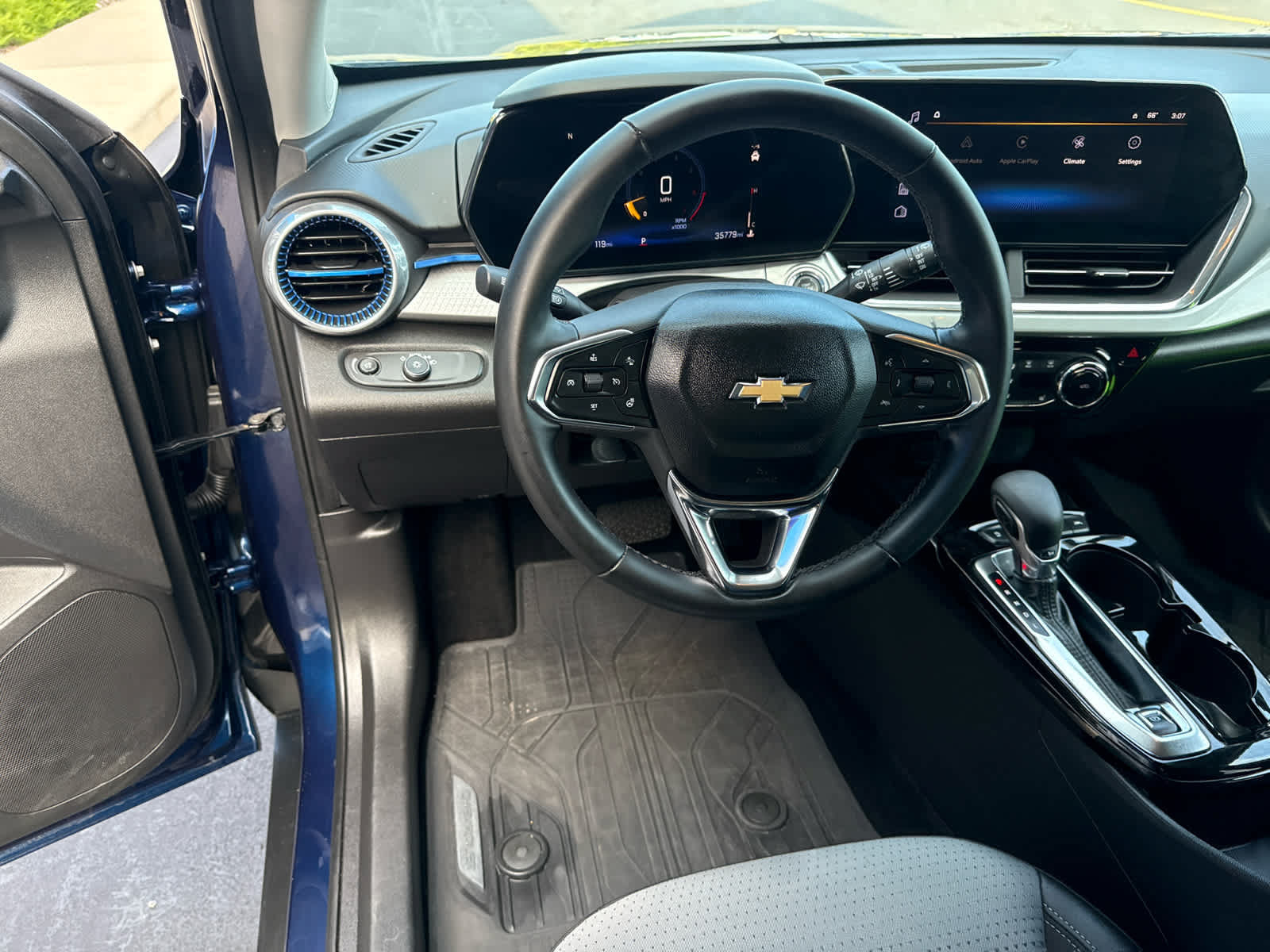 Used 2024 Chevrolet Trax LT w/ Driver Confidence Package FWD image 4