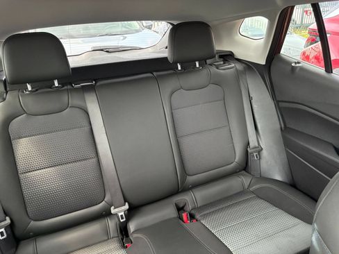 Used 2025 Chevrolet Trax LT w/ LT Convenience Package FWD image 35