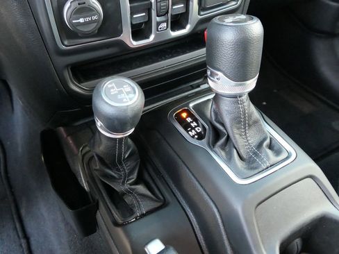 Used 2025 Jeep Wrangler Unlimited Sahara image 23