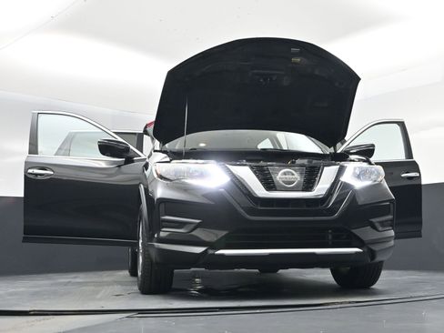 Used 2017 Nissan Rogue SV w/ SV Premium Package image 31