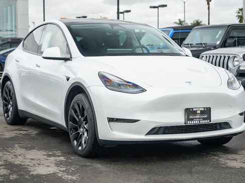 Used 2024 Tesla Model Y Long Range image 3