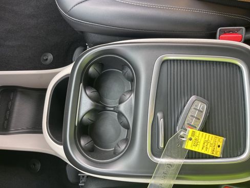 Used 2024 Chrysler Pacifica Select image 36