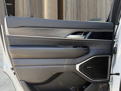 Used 2024 Jeep Wagoneer Series II w/ Flexible Seating Group image 39