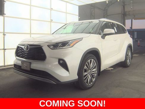 Used 2021 Toyota Highlander Platinum AWD/4WD image 1