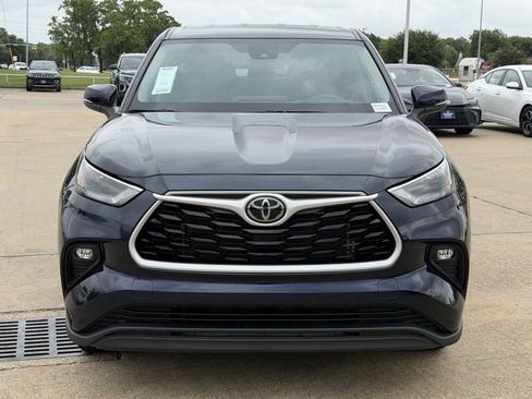 Used 2025 Toyota Highlander LE FWD image 3