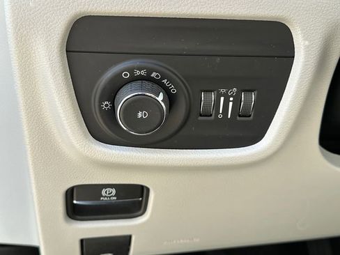 Used 2022 Jeep Grand Cherokee Overland AWD/4WD image 31