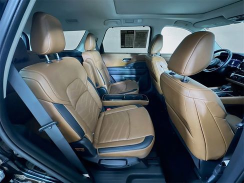 Used 2022 Nissan Pathfinder Platinum w/ Cargo Package image 11