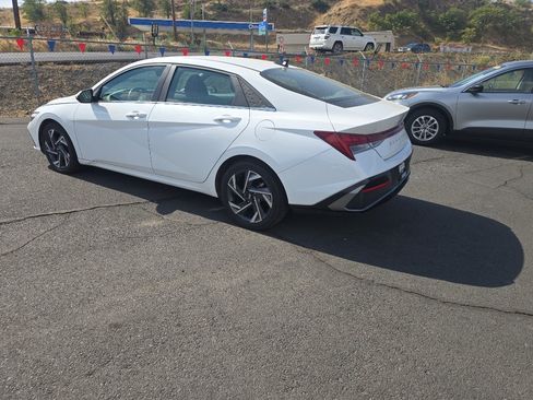 Used 2025 Hyundai Elantra SEL FWD image 4