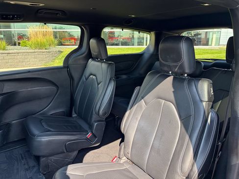 Used 2019 Chrysler Pacifica Touring-L FWD image 12