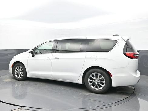 Used 2026 Chrysler Pacifica Limited FWD image 4