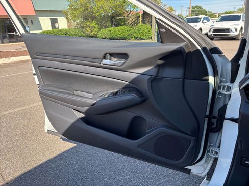 Used 2025 Nissan Altima 2.5 SV FWD image 18
