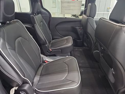 New 2027 Chrysler Pacifica Limited w/ Family Tech Group AWD/4WD image 33