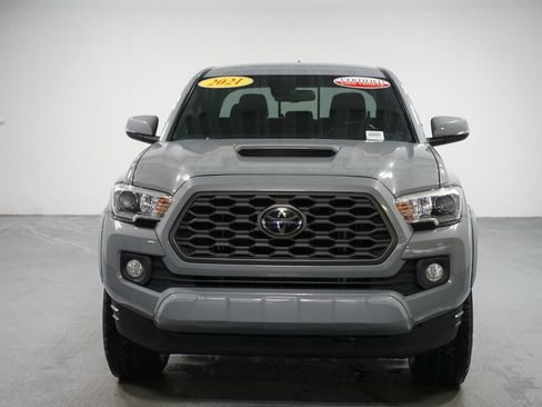 Used 2021 Toyota Tacoma TRD Sport image 2