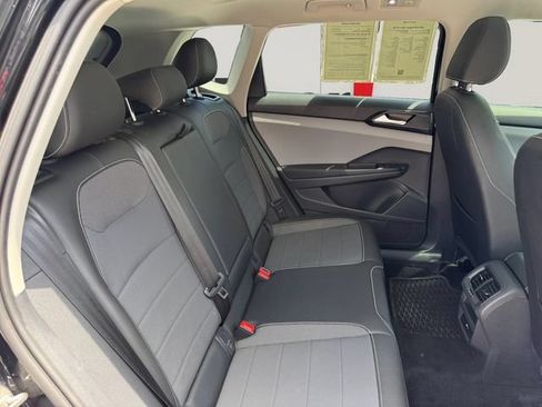 Used 2023 Volkswagen Taos SE w/ Panoramic Sunroof Package FWD image 18