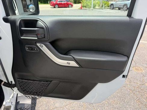 Used 2017 Jeep Wrangler Sahara w/ Connectivity Group AWD/4WD image 24