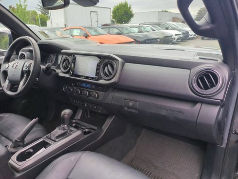 Used 2022 Toyota Tacoma TRD Off-Road w/ TRD Premium Off Road Package AWD/4WD image 17