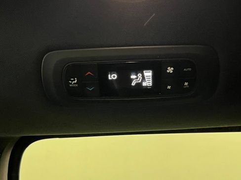Used 2024 Chrysler Pacifica Limited FWD image 42