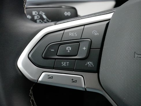 Used 2025 Volkswagen Taos SE image 26