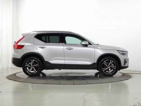 Used 2025 Volvo XC40 B5 Core image 12
