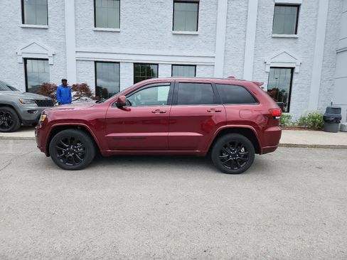 Used 2019 Jeep Grand Cherokee Altitude AWD/4WD image 2