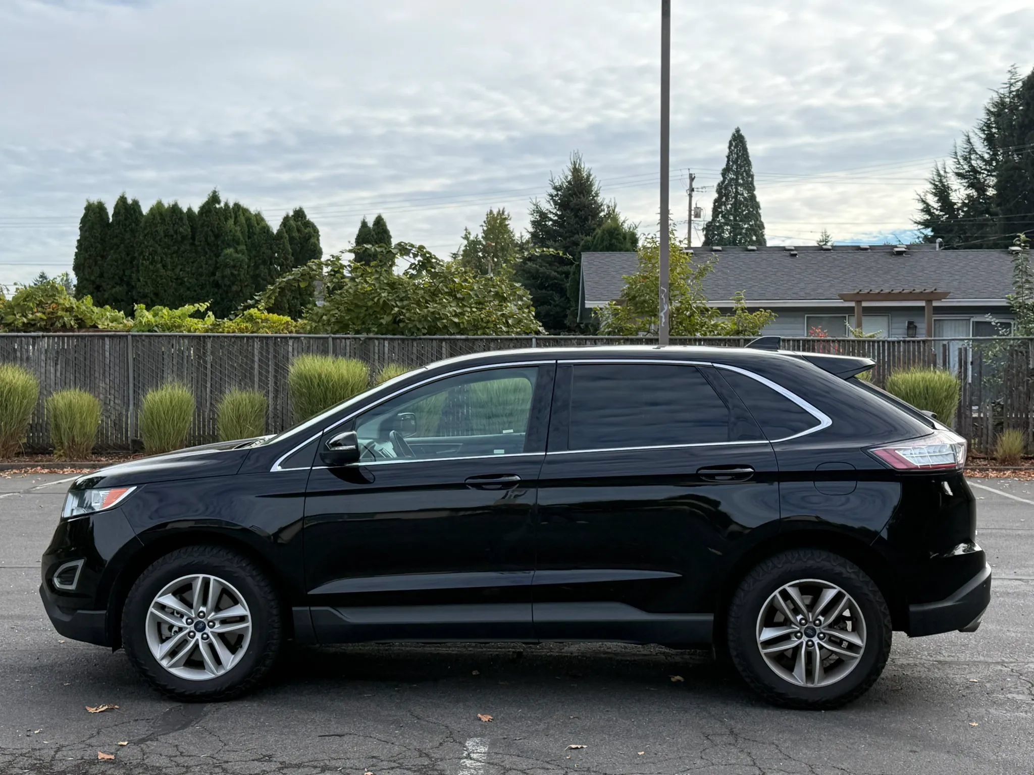 Used 2017 Ford Edge SEL w/ Cargo Accessory Package AWD/4WD image 2