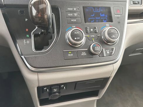 Used 2018 Toyota Sienna XLE FWD image 17