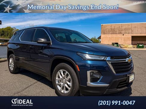 Used 2022 Chevrolet Traverse LS FWD image 9