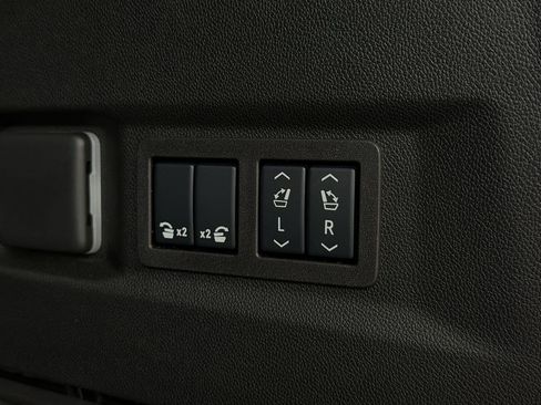 Used 2025 Chevrolet Tahoe Z71 w/ Comfort Package image 19