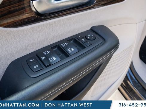 Used 2023 Chrysler Pacifica Limited image 13