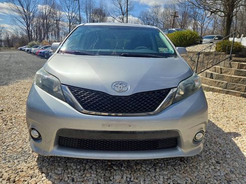 Used 2011 Toyota Sienna SE w/ Preferred Pkg image 2