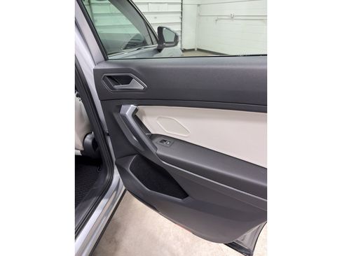 Used 2021 Volkswagen Tiguan SE AWD/4WD image 28