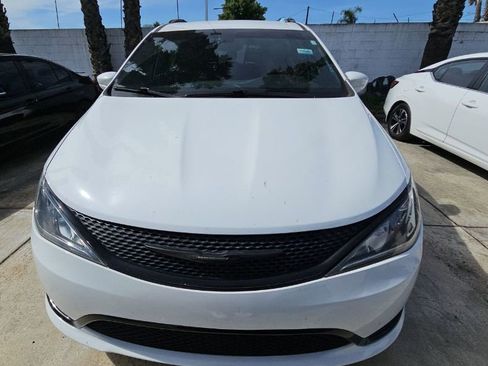 Used 2018 Chrysler Pacifica Touring-L w/ Premium Audio Group FWD image 16
