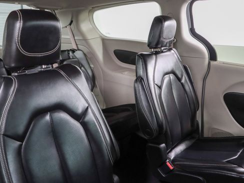 Used 2023 Chrysler Pacifica Touring-L FWD image 28