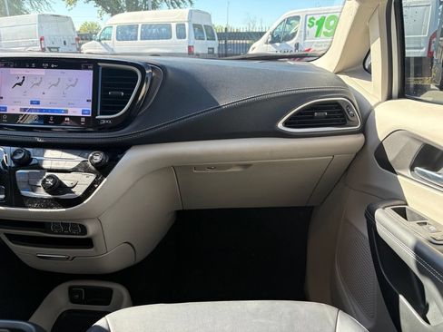 Used 2024 Chrysler Pacifica Touring-L FWD image 8