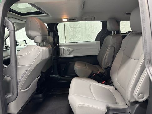Used 2025 Toyota Sienna XLE image 50