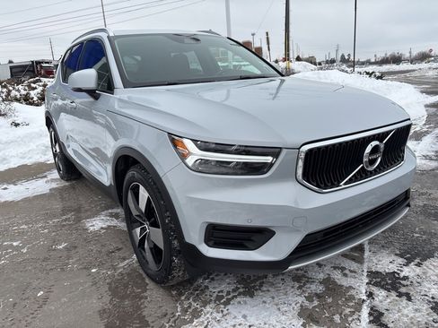 Used 2020 Volvo XC40 T5 Momentum w/ Protection Package Premier image 4