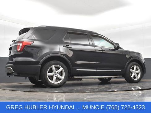 Used 2017 Ford Explorer XLT w/ Equipment Group 202A AWD/4WD image 18
