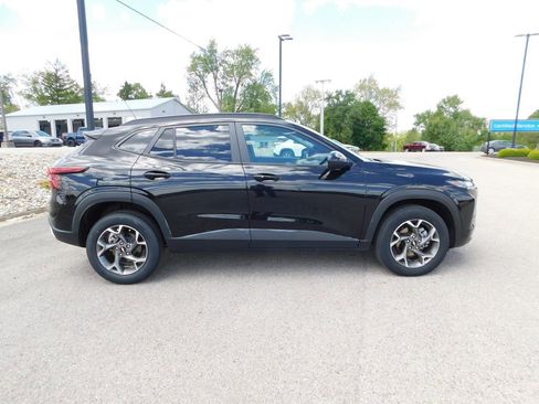 Used 2025 Chevrolet Trax LT w/ LT Convenience Package FWD image 2
