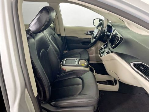 Used 2024 Chrysler Pacifica Touring-L image 29