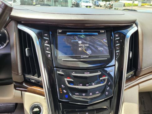 Used 2017 Cadillac Escalade Luxury AWD/4WD image 28