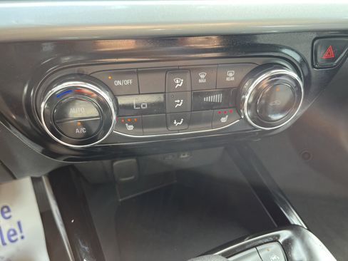 Used 2025 Chevrolet Trax LT w/ LT Convenience Package FWD image 24