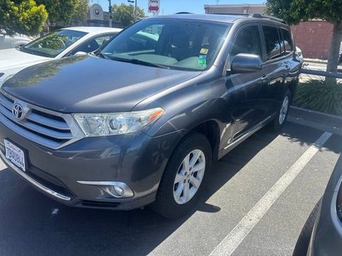 Used 2013 Toyota Highlander Plus FWD image 1