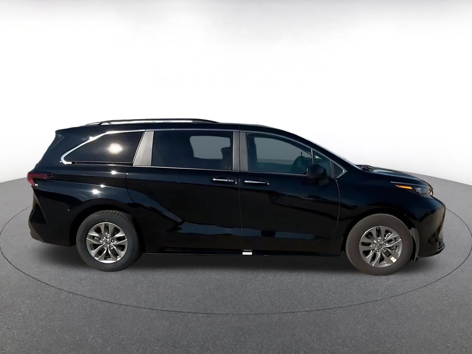 Used 2025 Toyota Sienna XLE FWD image 15