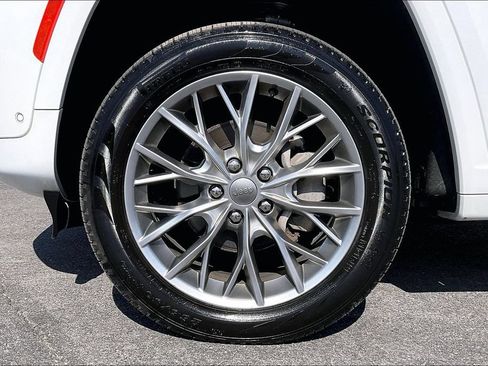 Used 2023 Jeep Grand Cherokee Summit w/ Luxury Tech Group V AWD/4WD image 9