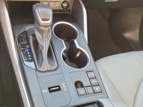 Used 2024 Toyota Highlander XLE image 31