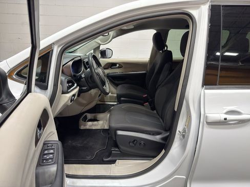 Used 2024 Chrysler Voyager LX image 16
