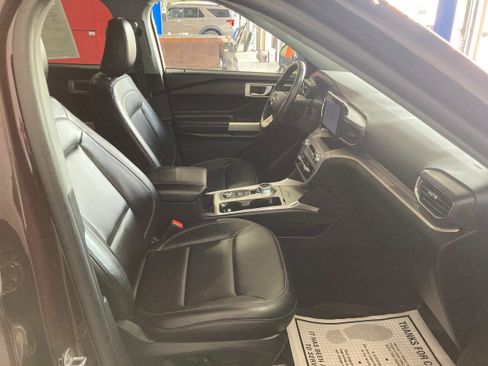 Used 2023 Ford Explorer XLT w/ Equipment Group 202A AWD/4WD image 4