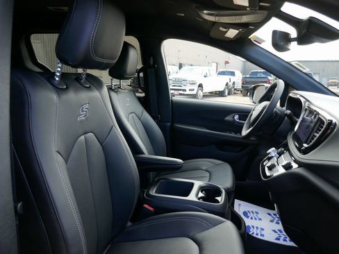 New 2026 Chrysler Pacifica Select w/ S Appearance Package FWD image 9