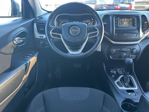 Used 2017 Jeep Cherokee Latitude image 16
