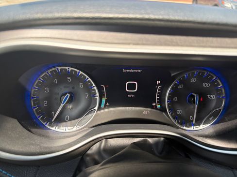 Used 2021 Chrysler Pacifica Touring-L FWD image 16